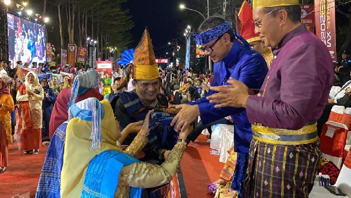 Susanti Berikan Pakaian Adat Simalungun ke Bima Arya dan Wali Kota Makassar