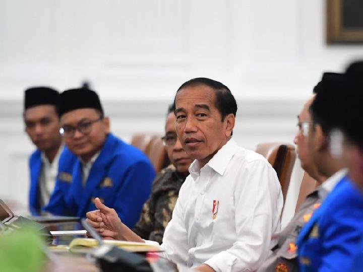 Jokowi Terima Jurnal Akademis IKN Setebal 350 Halaman dari Mahasiswa