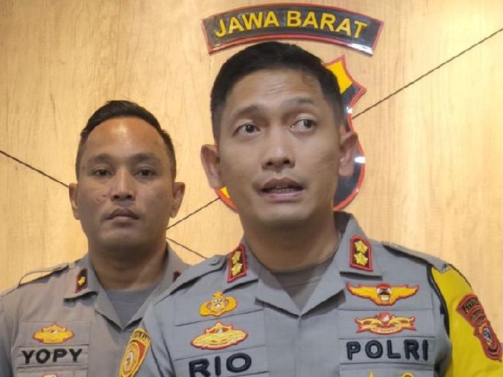 Gelar Perkara Polisi Tembak Polisi, Kapolres Bogor Cium Tangan Ibu Bripda Ignatius