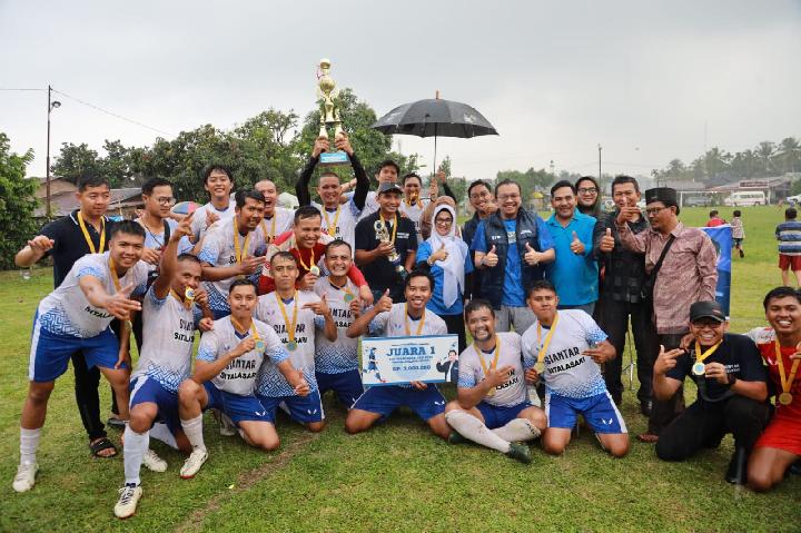 Wali Kota Siantar Serahkan Hadiah Pertandingan Sepak Bola Antar Kecamatan