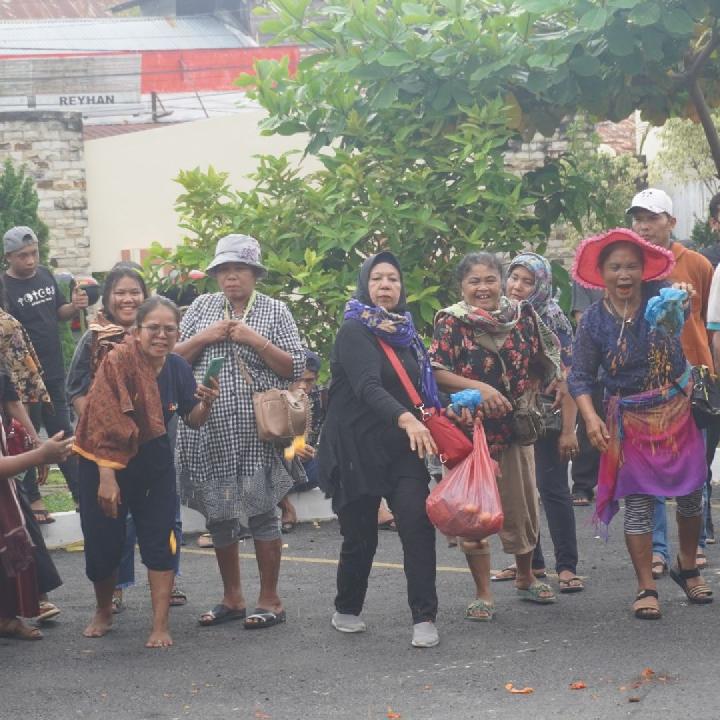 Aksi Warga Deli Serdang Lempar Tomat Busuk ke PN Lubuk Pakam