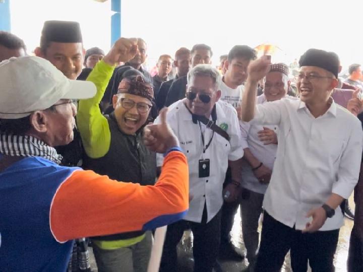 Keseruan Gus Imin dan Kiai Maman Saat Adu Lelang Ikan Nelayan di TPI Mayangan