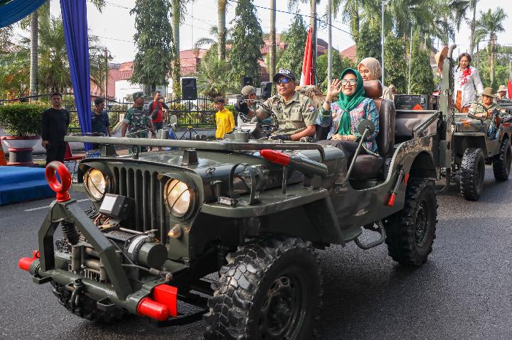 Susanti Dewayani Lepas Peserta Karnaval Peringatan Hari Pahlawan 2023