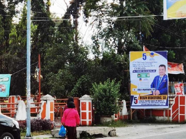 Caleg Robin Manurung Dirikan Baliho di Pintu Keluar-Masuk Gereja HKBP Siantar, Ini Kata Bawaslu