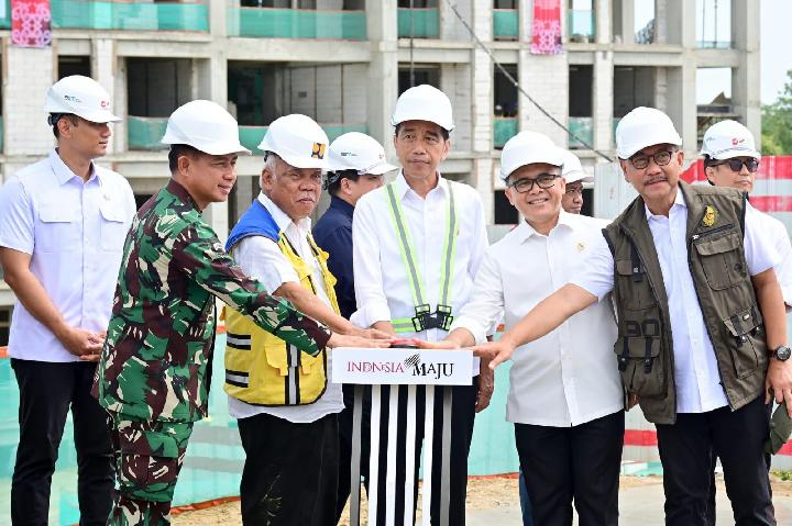 Panglima TNI Dampingi Presiden Jokowi Tinjau Kantor Kepresidenan di IKN