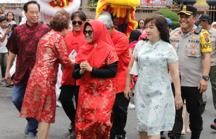 Hari Pertama Tahun Baru Imlek 2024, Susanti Kunjungi Sejumlah Vihara di Kota Siantar