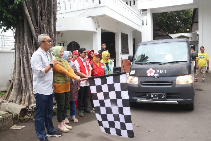 Pj Wali Kota Cirebon Lepas Relawan PMI Kota Cirebon dan Bantuan Logistik untuk Korban Terdampak Banjir