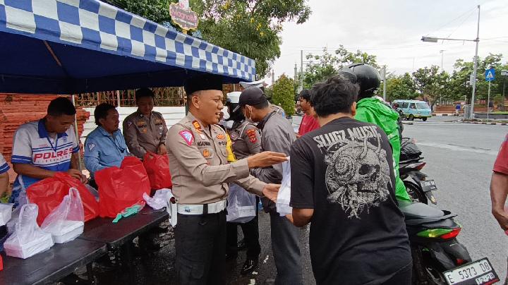 Satlantas Polres Cirebon Kota Bagi Ratusan Takjil ke Warga