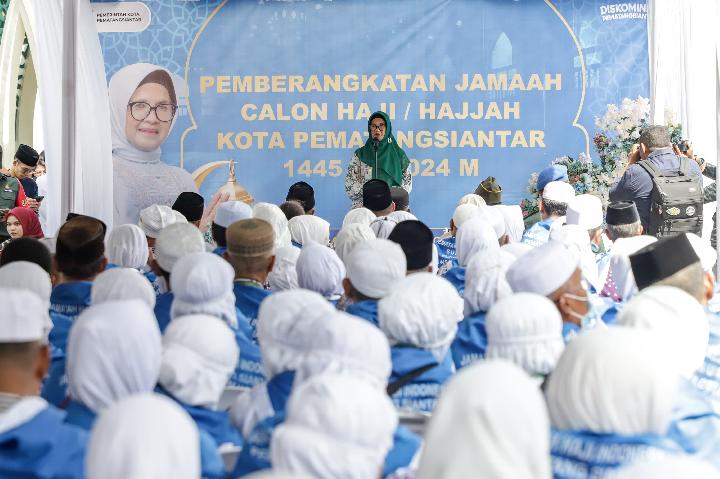 Susanti Dewayani Berangkatkan 198 CJH Pematangsiantar ke Makkah