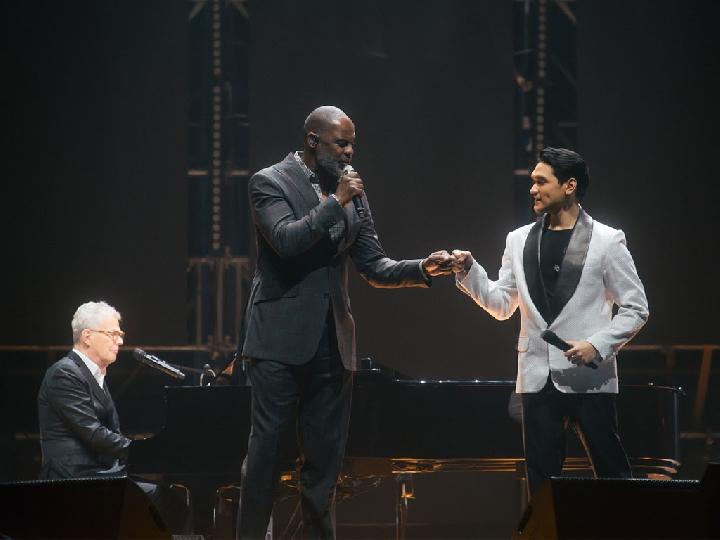 Afgan dan Brian McKnight Berduet di Konser Hitman Returns - David Foster and Friends