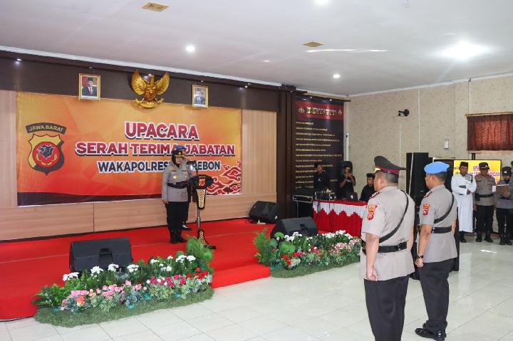 Kapolresta Cirebon Pimpin Upacara Sertijab Wakapolresta