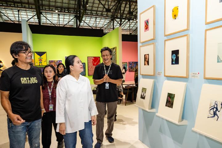 Ke ARTJOG 2024, Puan Maharani Terkesima Lihat Karya Seniman Hingga Beli Lukisan untuk Charity