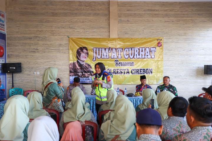 Kapolresta Cirebon Gelar Jumat Curhat di Balai Desa Tegalsari Kecamatan Plered