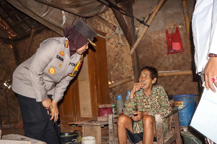 Kapolresta Cirebon Sambangi Warga dan Berikan Bantuan Renovasi Rumah Tidak Layak Huni