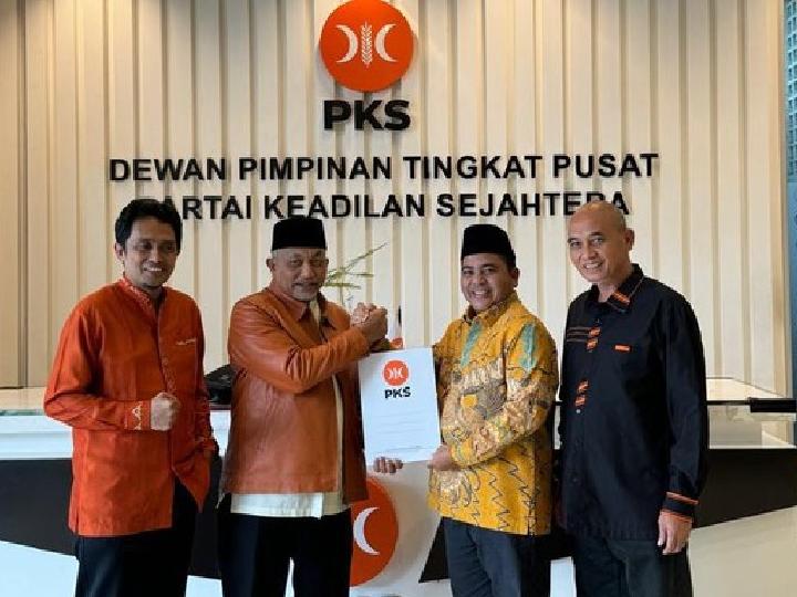 Presiden PKS Serahkan Surat Rekomendasi Bakal Calon Bupati Pelalawan kepada Nasarudin