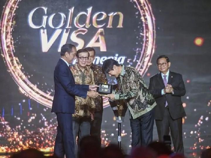 Presiden Jokowi Berikan Fasilitas Golden Visa Pertama kepada Coach Shin Tae-yong