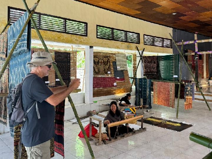 YKTN Perkenalkan Hasil Tenun di Samosir Music International: Bangga Budaya Indonesia