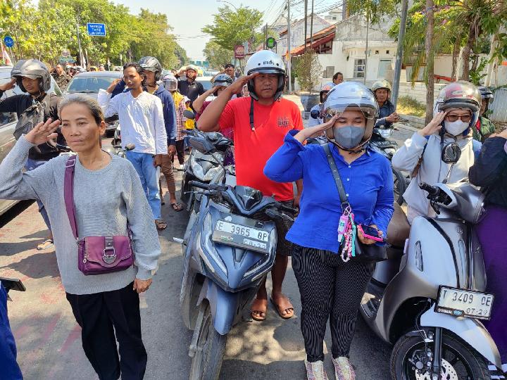 Satlantas Polres Cirebon Kota Hentikan Lalu Lintas saat Peringatan Detik-Detik Proklamasi HUT RI ke-79