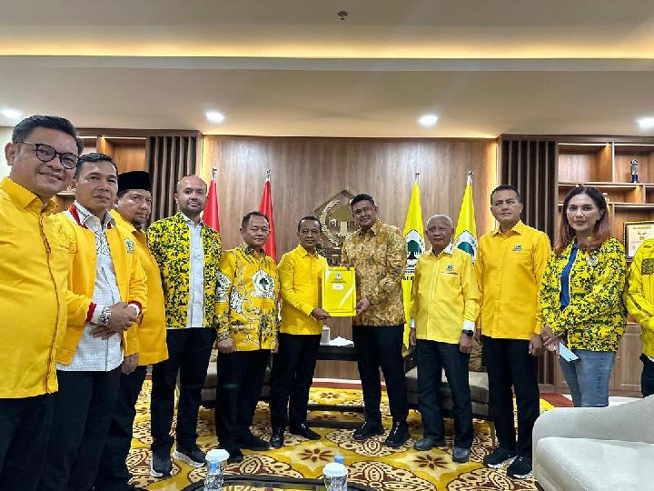 Pilgub Sumut: Bobby Nasution-Surya Terima B1 KWK Partai Golkar dari Bahlil Lahadalia