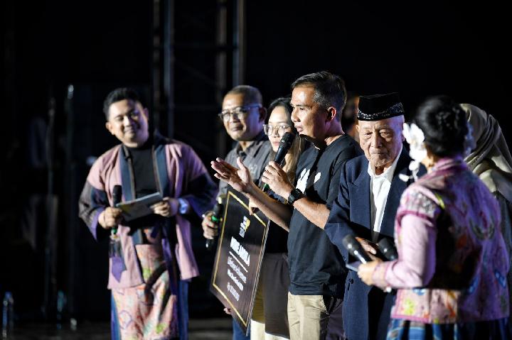 Pemda Provinsi Jabar Berikan Penghargaan Lifetime Achievement kepada Nike Ardilla dan Ni Mursih