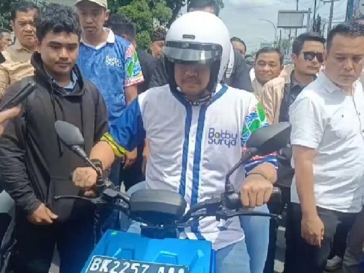 Bobby Nasution-Surya Naik Motor Listrik Mendaftar ke KPU Sumut