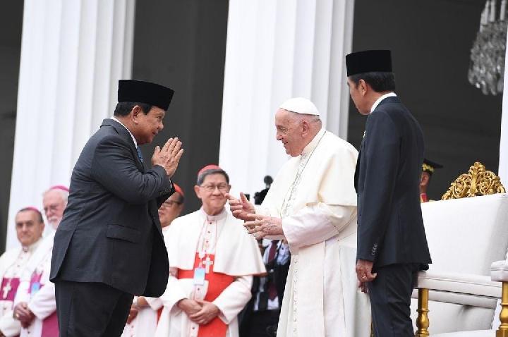 Momen Jokowi Perkenalkan Prabowo Kepada Paus Fransiskus: Tradisi yang Bagus