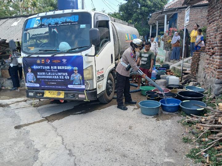 Satlantas Polres Cirebon Kota Distribusikan Air Bersih kepada Warga yang Terdampak Kekeringan