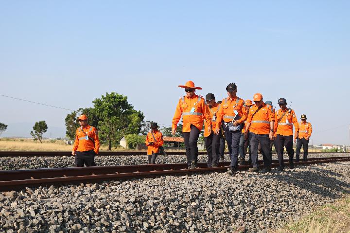 KAI Daop 3 Cirebon Rutin Laksanakan Pemeriksaan Lintas Guna Keselamatan Perjalanan Kereta Api