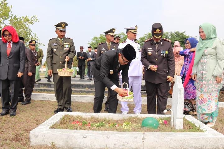 Hari Pahlawan, Pj Bupati Cirebon Ajak Pemuda Tanamkan Cinta Tanah Air Lewat Pengabdian Sosial