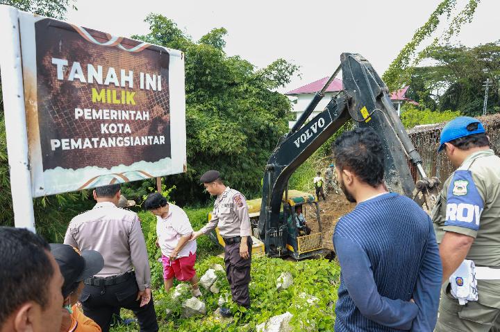 Satpol PP Siantar Tertibkan Kuburan Mr X: Bongkar Bangunan Liar di Lahan Pemkot