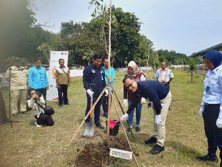 Terapkan ESG, KAI Daop 3 Cirebon Tanam 200 Pohon Wujud Pelestarian Lingkungan