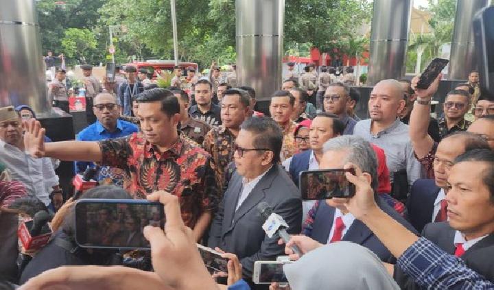 Hasto Akhirnya Muncul di Gedung KPK