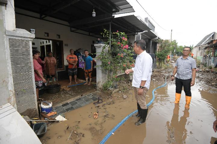 Bey Machmudin Tinjau Lokasi Banjir Bandang Cirebon