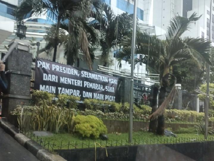 Viral Sindiran Pedas untuk Mendiktisaintek: Menteri Pemarah, Suka Main Tampar dan Pecat