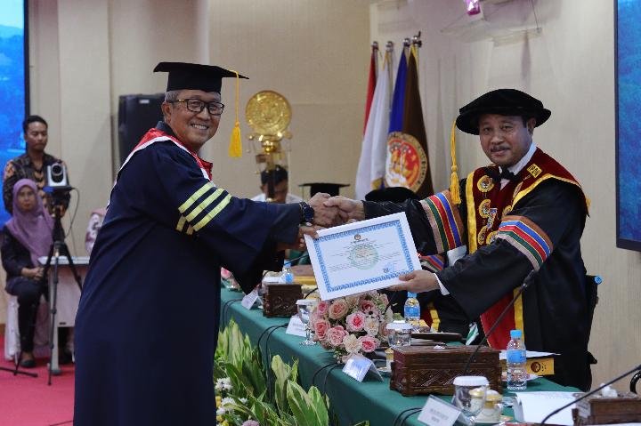 Pj Wali Kota Cirebon Sukses Raih Gelar Doktor Ilmu Pemerintahan