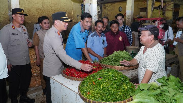 Jelang Ramadan, Kapolres Cirebon Kota dan Mahasiswa 'Cipayung' Tinjau Harga Pangan di Pasar Jagasatru