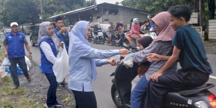 Demokrat Cirebon Tebar Kebaikan: Ratusan Takjil Dibagikan ke Warga dan Pengendara