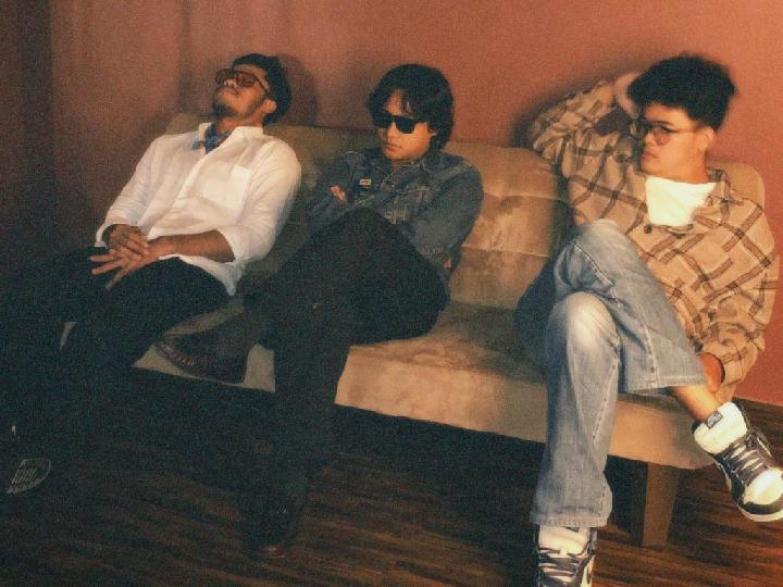Electric Bird Sentil Kerakusan Perusak Alam di Single Aurora