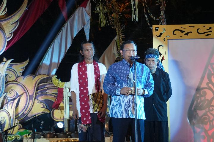 Dukung Budaya Lokal, Herman Khaeron Raih Penghargaan dari Sanggar Seni Sekar Pandan Cirebon