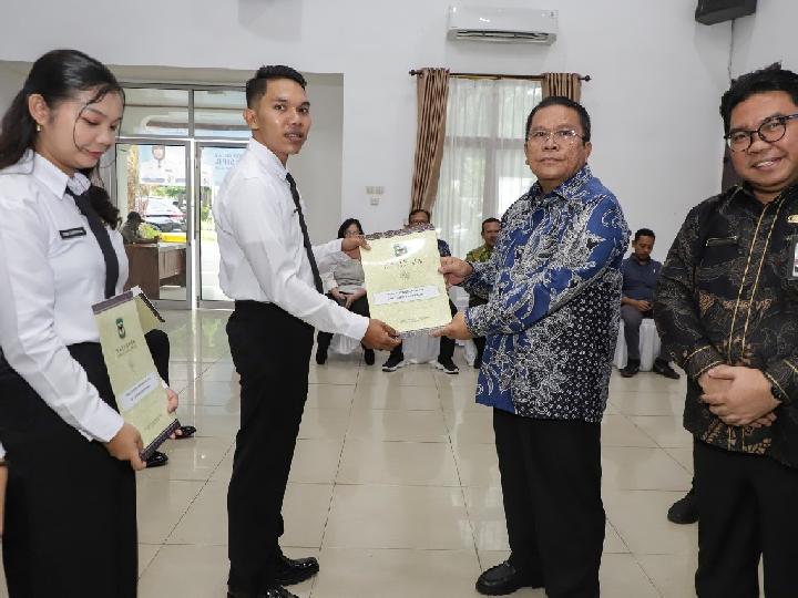 Wali Kota Pematangsiantar Wesly Silalahi Serahkan SK CPNS Formasi Tahun 2024