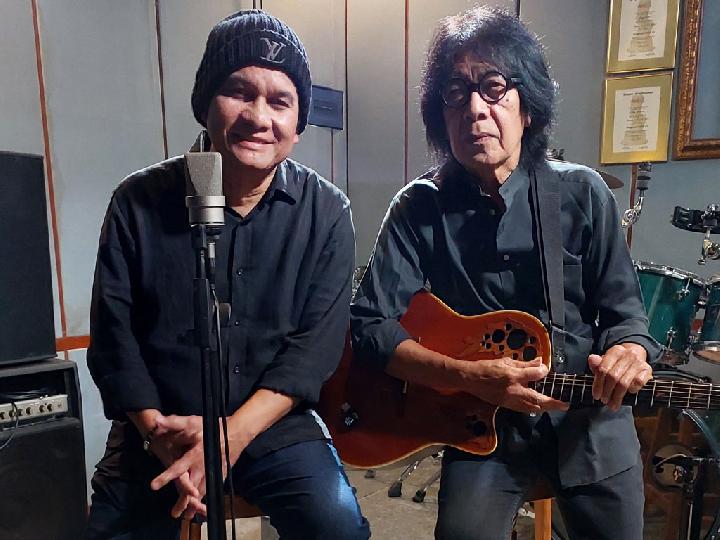 Gandeng Ian Antono, Ade Hubert Lepas Single Debut Pujangga Cinta