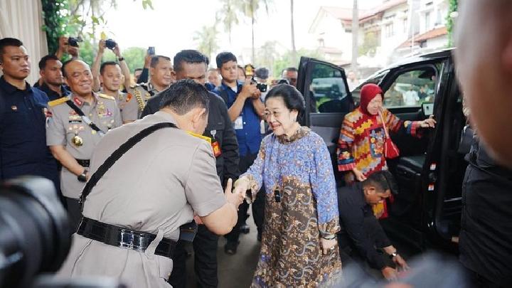 Di Momen HUT Ke-100 Istri Jenderal Hoegeng, Kapolri Cium Tangan Megawati
