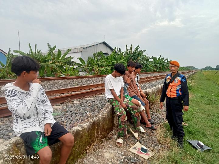 Isi Waktu Liburan Sekolah Dengan Tidak Bermain di Jalur KA