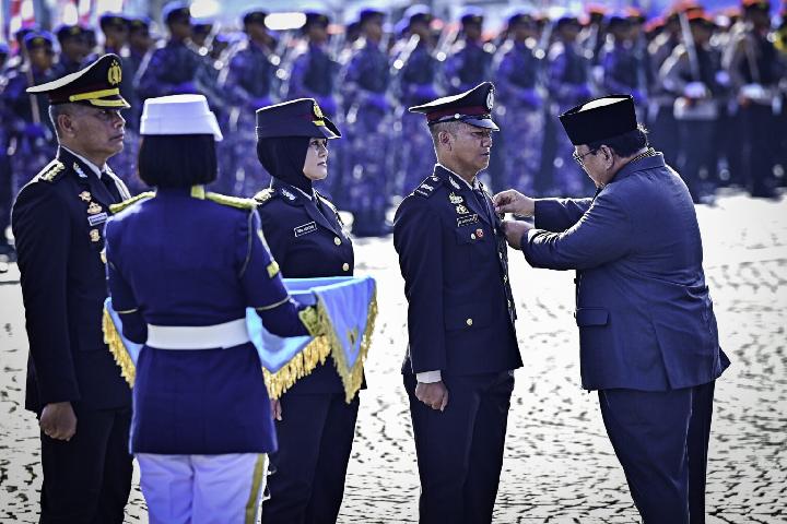 Presiden Prabowo Anugerahkan Penghargaan Kepada Tujuh Satuan dan Tiga Perwira Polri
