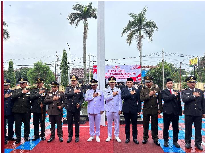 Kiai Maman Beri Reward Tiga Polwan Polres Majalengka Usai Bongkar Kasus Pencabulan Anak