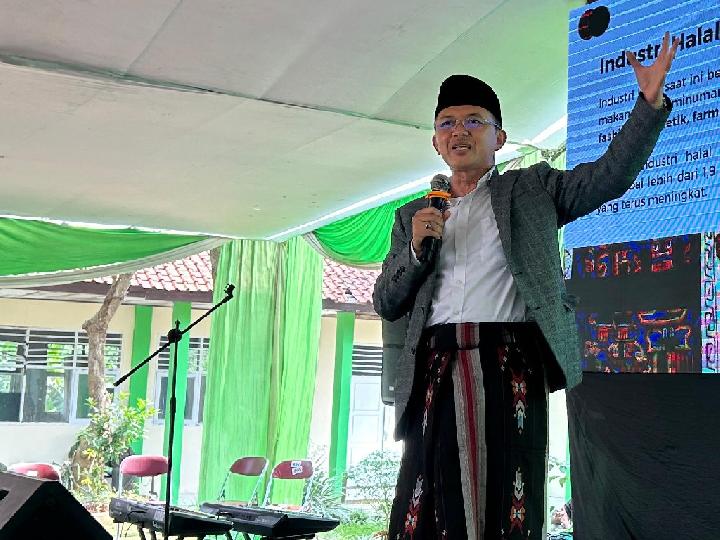 Kiai Maman Lantik Pengurus Pesantren Mumtaz Mizani, Dorong Pesantren Jadi Motor Industri Halal