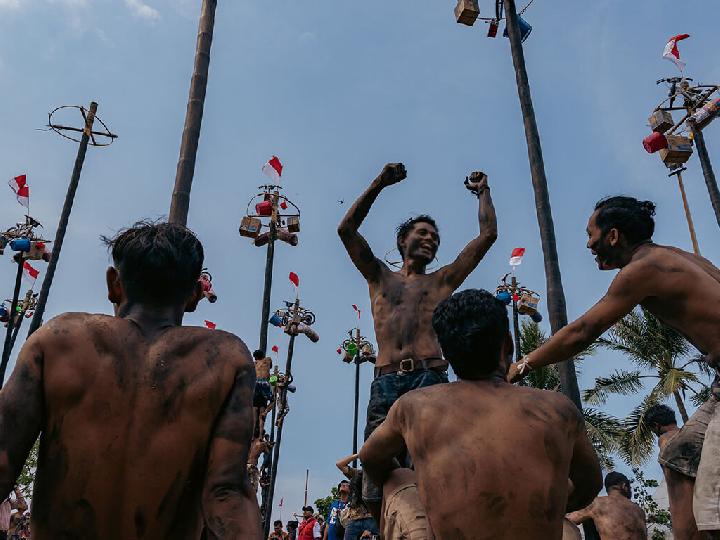 Rayakan HUT RI ke-80, Ancol Taman Impian Gelar Panjat Pinang Kolosal