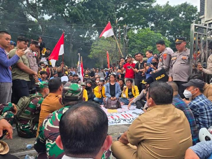 Duduk bersama Pendemo, Wali Kota Siantar Wesly Silalahi Janji Batalkan Kenaikan Pajak 1000 Persen