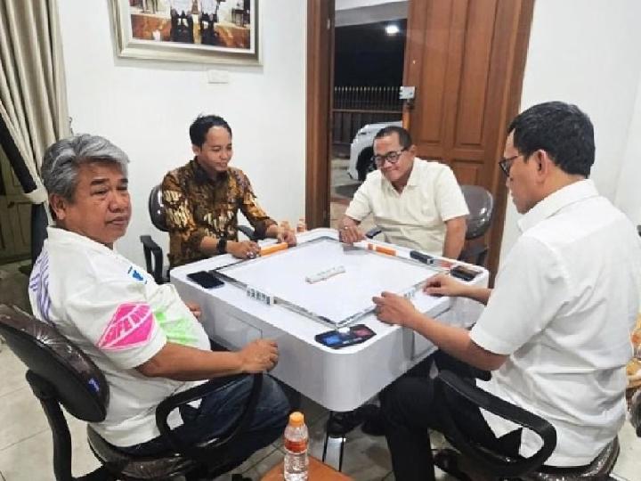 Viral, Foto Menhut Raja Juli Main Domino dengan Tersangka Pembalak Liar
