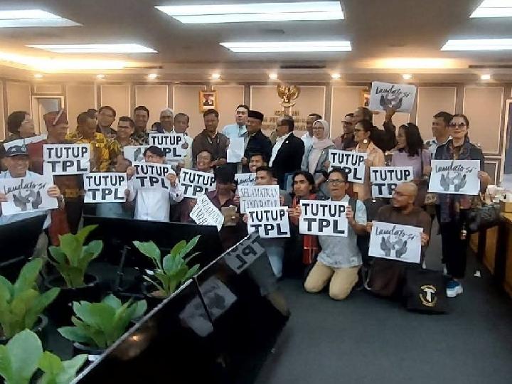 Dua Kakek Korban Kriminalisasi PT TPL Didampingi Pastor dan Pendeta Mengadu ke DPR